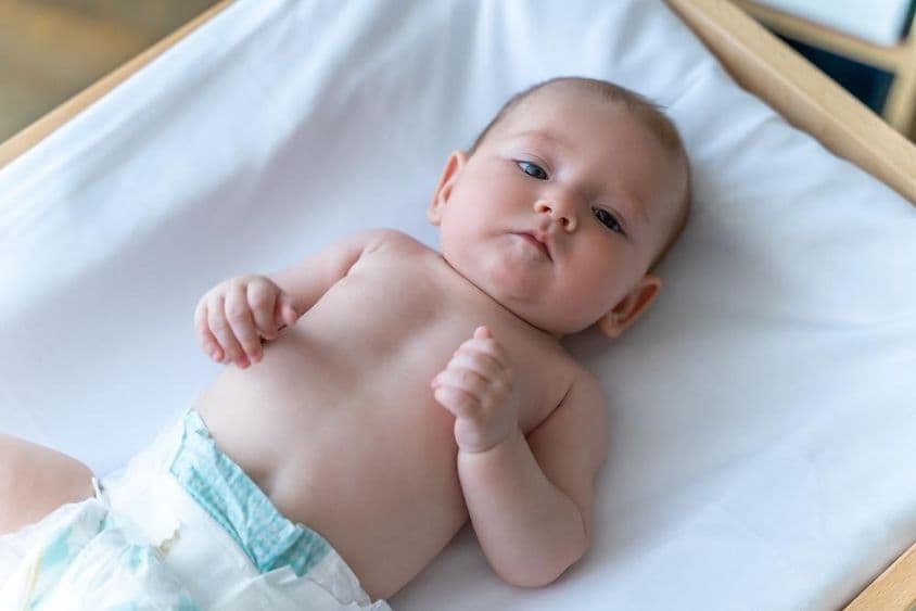 ڈائپر میں لیٹا ہوا سفید بچہ۔