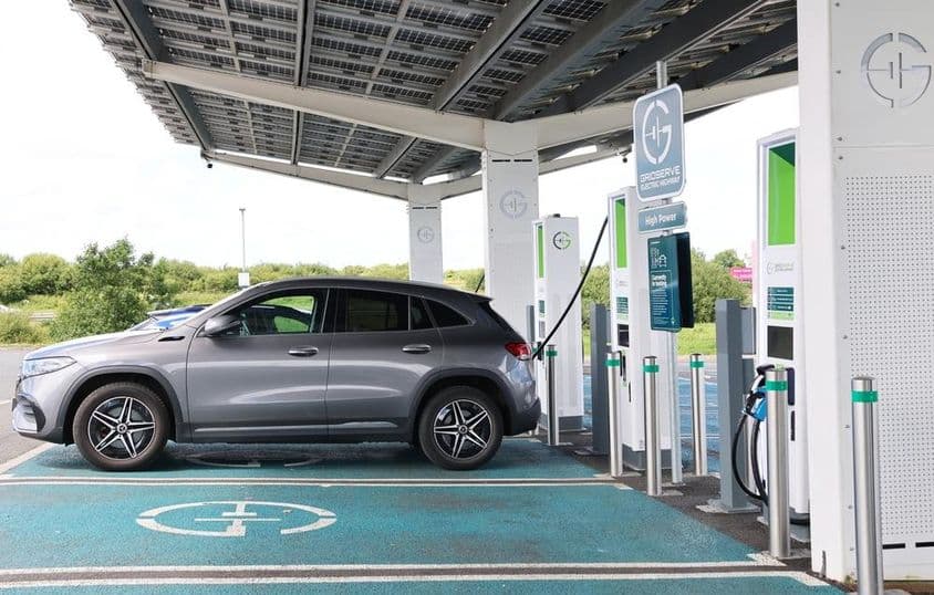 برقی گاڑی کی چارجنگ۔