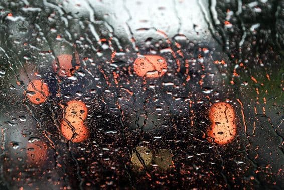 دبئی کا منظر بارش کے دھندلے کار کھڑکی سے