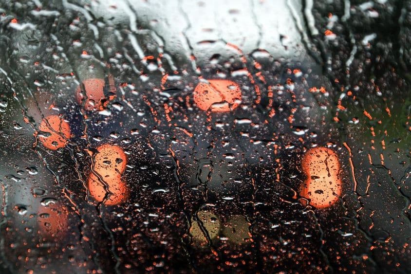 دبئی کا منظر بارش کے دھندلے کار کھڑکی سے