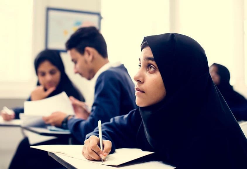 کلاس روم میں پڑھتے ہوئے مسلم بچے