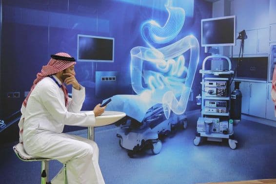 عرب صحت تجارتی نمائش کے دوران دبئی ورلڈ ٹریڈ سنٹر میں عالمی صحت کی صنعت کا منظر۔