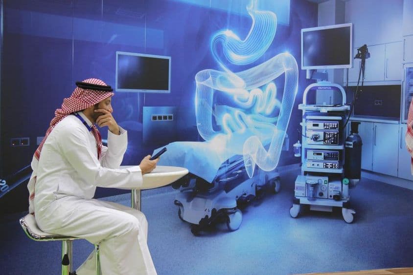 عرب صحت تجارتی نمائش کے دوران دبئی ورلڈ ٹریڈ سنٹر میں عالمی صحت کی صنعت کا منظر۔