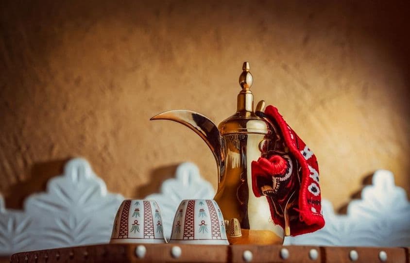 عربی کافی کی روایتی کھانے میں عربی کافی کی دیگچی
