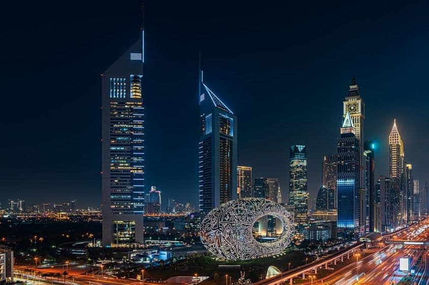 دبئی رات کے وقت، مستقبل کے میوزیم کے ساتھ۔
