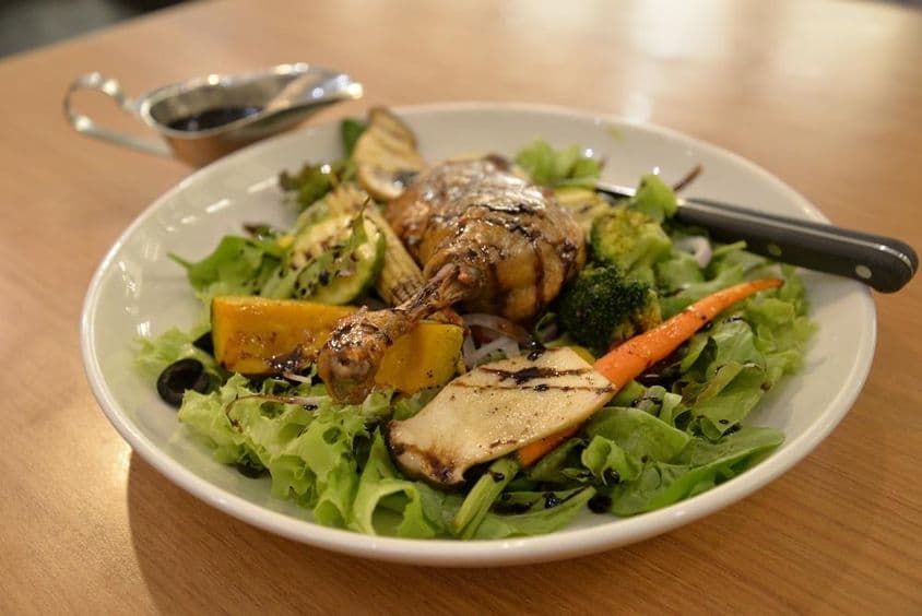 سلاد پلیٹ کے اوپر ٹینڈر بتھ۔