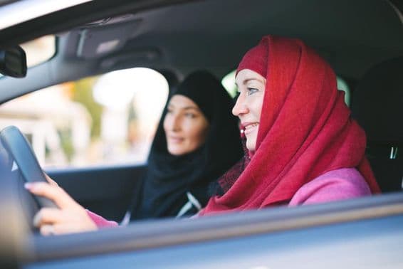مسلم خاتون گاڑی چلا رہی ہیں، دوسری مسلم خاتون کو لے جا رہی ہیں۔