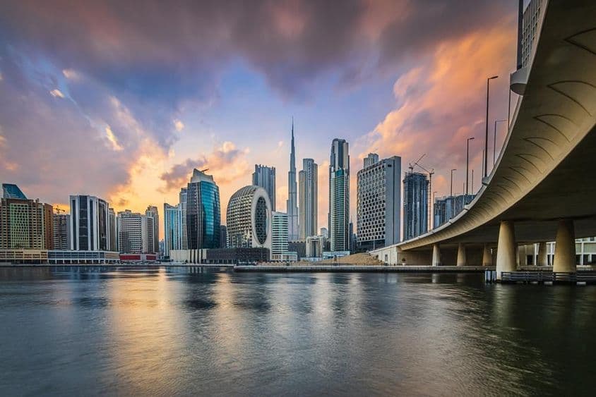 دبئی کی اسکائی لائن جس میں بلند عمارات.