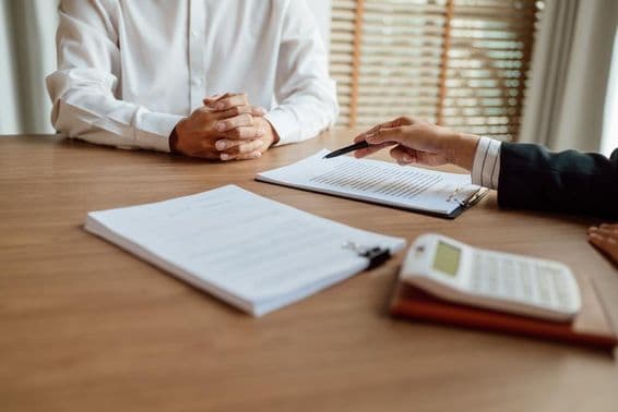 انشورنس ایجنٹ ایک معاہدے پر دستخط کرتے ہوئے۔