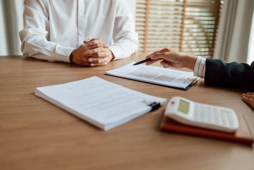 انشورنس ایجنٹ ایک معاہدے پر دستخط کرتے ہوئے۔