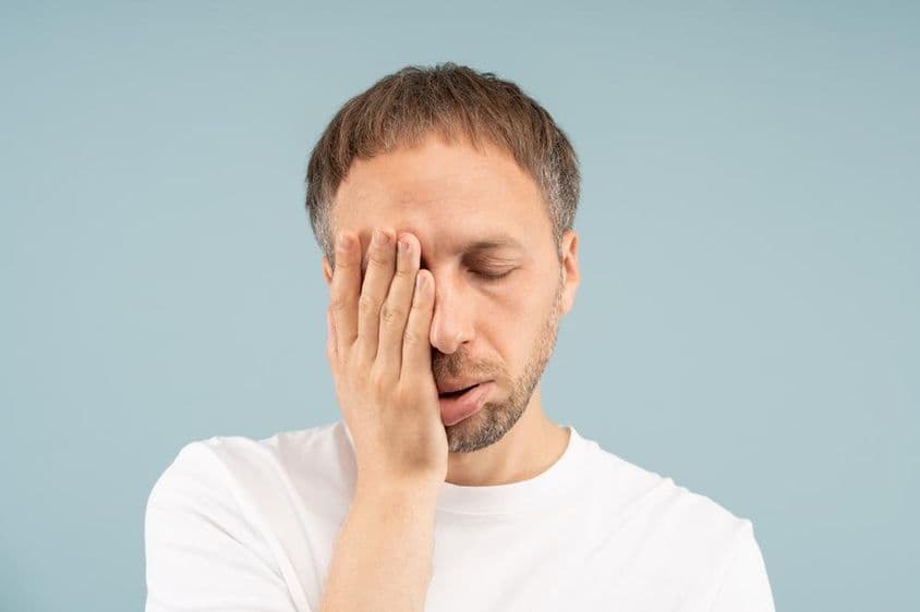 تھکا ہوا آدمی بوجھ محسوس کر رہا ہے، نفسیاتی مدد کی ضرورت ہے۔