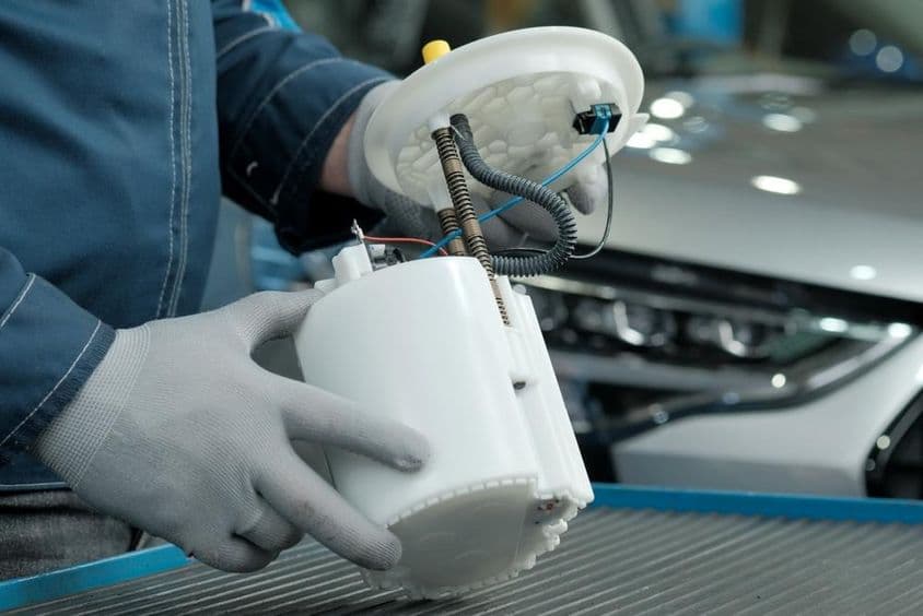 نئی فیول پمپ کی تنصیب اور خراب مصنوعات کی تبدیلی کی تیاری۔