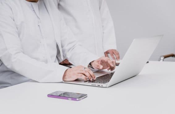 روایتی لباس میں عرب تاجر