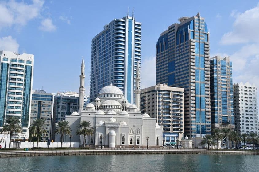 شارجہ، متحدہ عرب امارات میں نور جزیرہ سے النور مسجد کا منظر۔