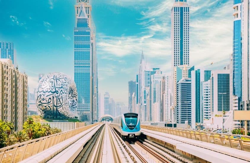 دبئی میٹرو، مستقبل کے عجائب گھر اور بلند و بالا عمارتیں پس منظر میں