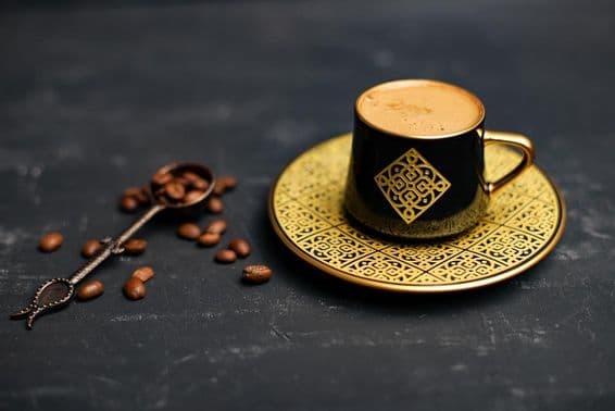 سونے کی پلیٹڈ کافی کپ اور تھالی۔