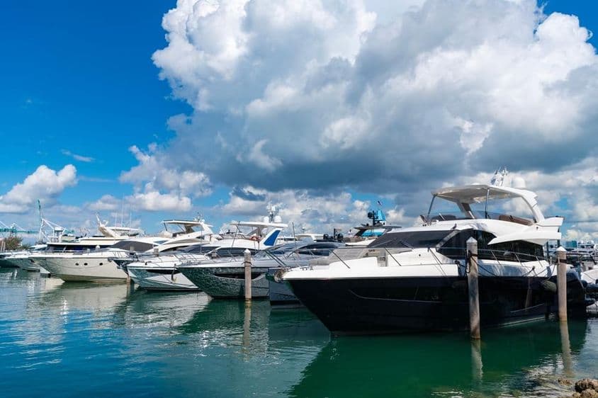 یاچ ایک سمندری بندرگاہ میں۔