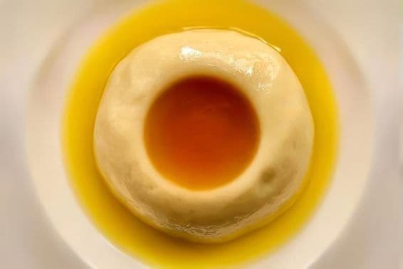 عصیدہ، ایک معروف میٹھا پکوان، جو عام طور پر اجتماعات میں پکایا جاتا ہے، خاص طور پر ولادت کی تقریبات یا خاندانی تقاریب کے دوران۔