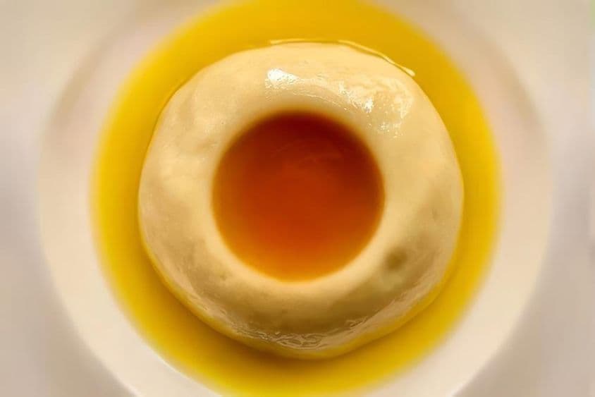 عصیدہ، ایک معروف میٹھا پکوان، جو عام طور پر اجتماعات میں پکایا جاتا ہے، خاص طور پر ولادت کی تقریبات یا خاندانی تقاریب کے دوران۔