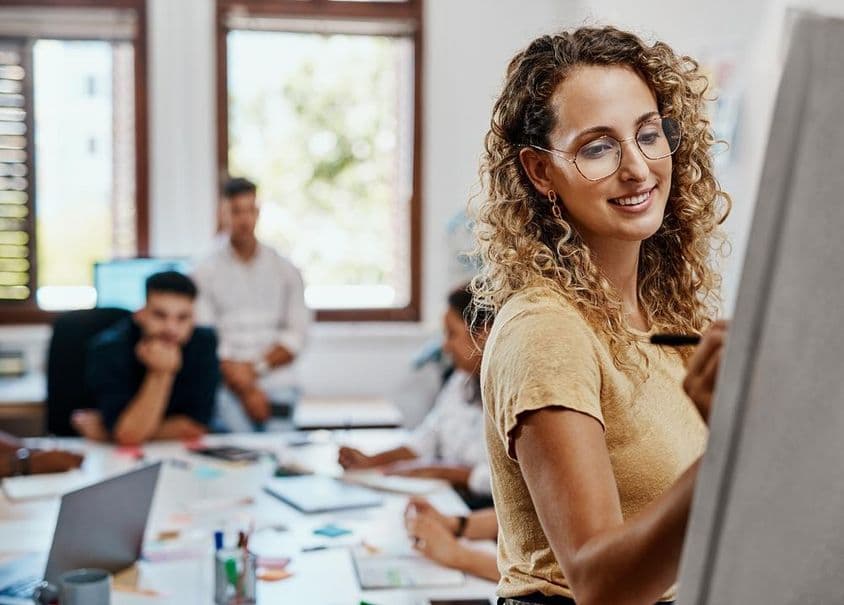 ایک تخلیقی ورک پلیس میں مہارتوں کی ترقی کے لئے خاتون ڈیزائنر کے ساتھ کوچنگ میٹنگ اور پریزنٹیشن۔