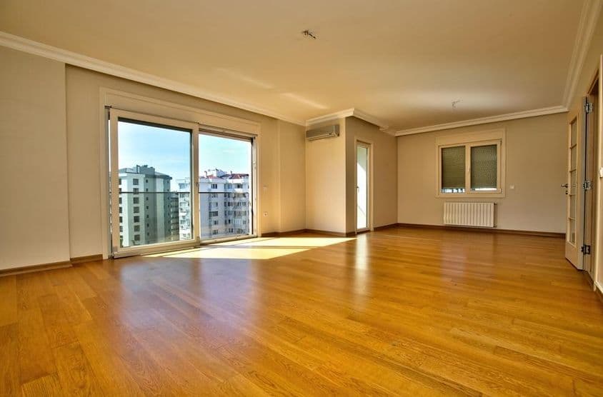 دبئی کے لگژری گھر میں خالی کمرہ۔