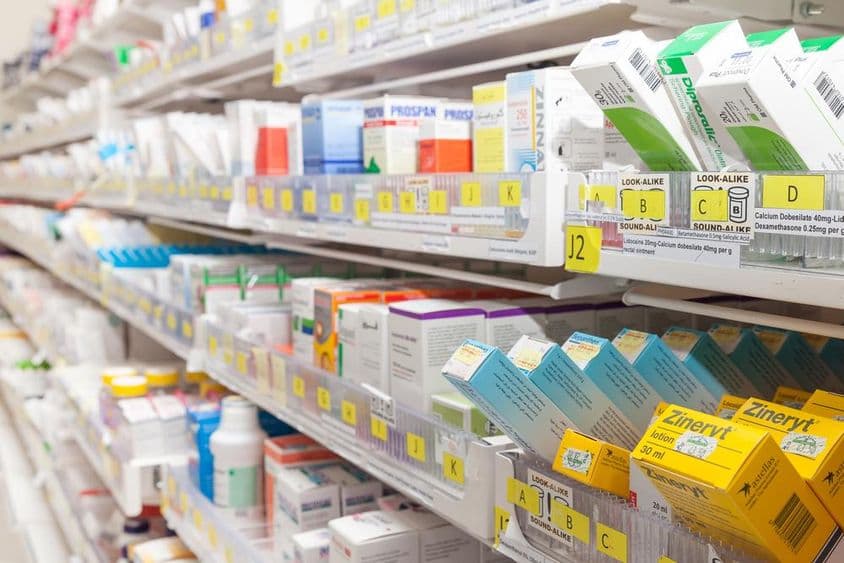 مختلف مصنوعات کے ساتھ ادویات کی الماریاں