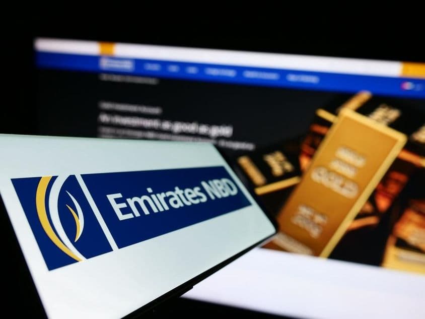 Emirates NBD کی لکھائی، سونے کی چھڑی کے ساتھ پس منظر