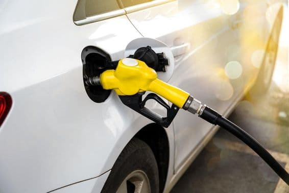 دبئی میں ایک گیس اسٹیشن پر گاڑی کو فیول ڈالنا