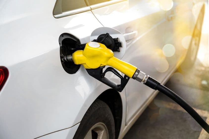 دبئی میں ایک گیس اسٹیشن پر گاڑی کو فیول ڈالنا