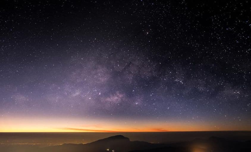 بلند پہاڑیاں، رات، ملکی وے اور ستارے رات کے آسمان پر خوبصورت ہیں۔