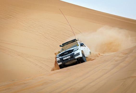 ریت کے ٹیلے پر دوڑتی 4x4 گاڑی۔