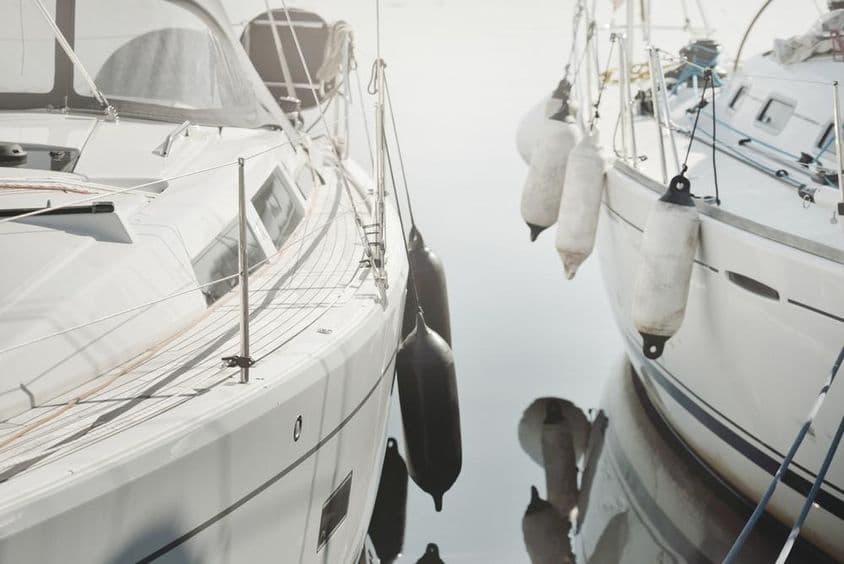 ایک سفید، جدید سیلبوٹ مرینا پر لنگرانداز ہے۔