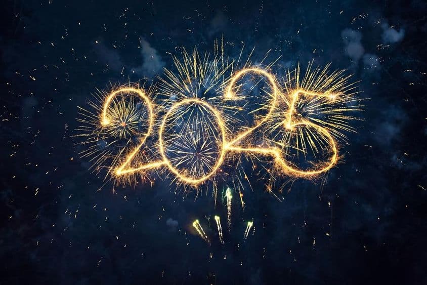 نیا سال 2025 مبارک، سنہری آتشبازی اور چمکدار نمبر، نیلی رات کے آسمان کے پس منظر میں 2025