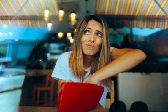 قیمتوں میں اضافے کی وجہ سے پریشان خاتون مہمان جس کے پاس کافی پیسے نہیں۔