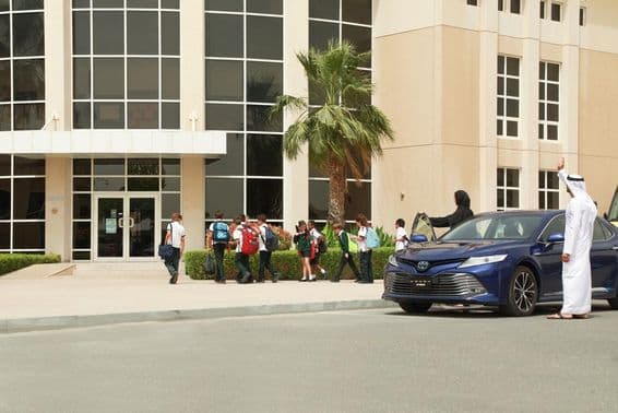 عرب جوڑا اپنے بچوں کو سکول لے جا رہا ہے۔