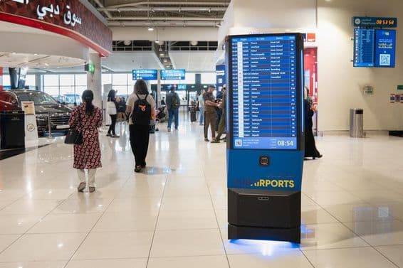 دبئی ایئرپورٹ کے داخلی حصے میں معلوماتی بورڈ۔