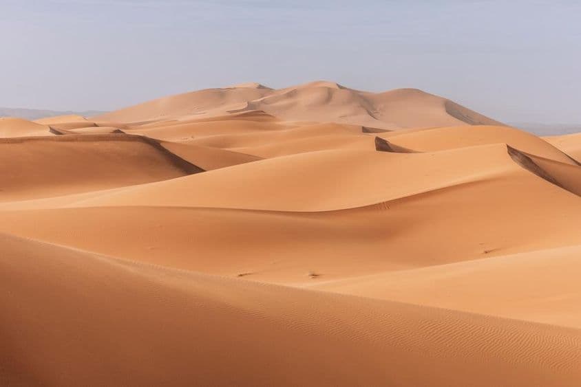 خاموش پرسکون منظر پر گولڈن غروب آفتاب اور بلند ریت کے ٹیلے۔