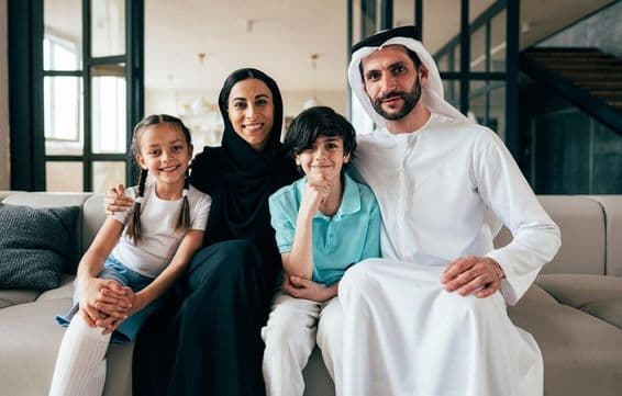 دبئی میں ایک روایتی عرب خاندان اپنے گھر میں وقت گزار رہا ہے۔