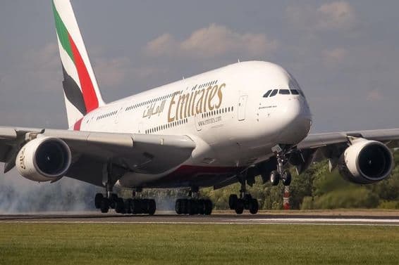 امارات ایئر بس A380 طیارہ لینڈنگ کے دوران۔
