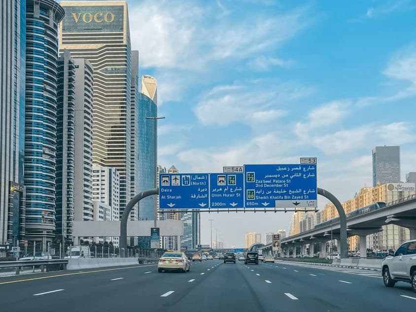 دبئی کے مشہور مناظر اور شیخ زاید روڈ کا موسم سرما میں نظارہ۔