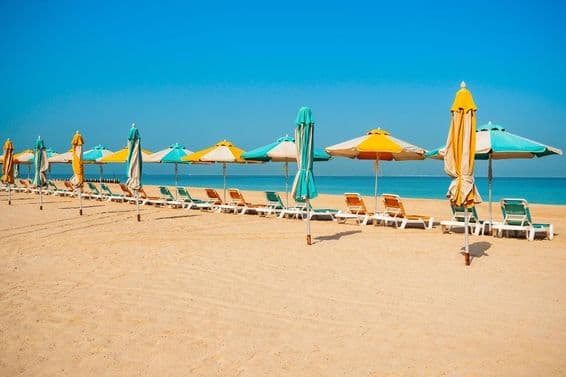 دبئی عوامی ساحل، ریتلا ساحل، سورج کی کرسیاں، اور نیلا سمندر