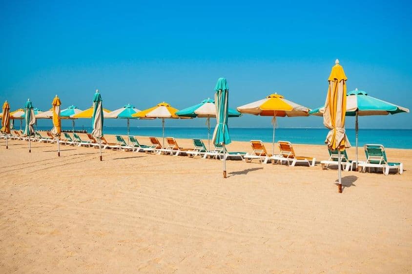 دبئی عوامی ساحل، ریتلا ساحل، سورج کی کرسیاں، اور نیلا سمندر