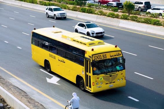 دبئی کی ہائی وے پر اسکول بس