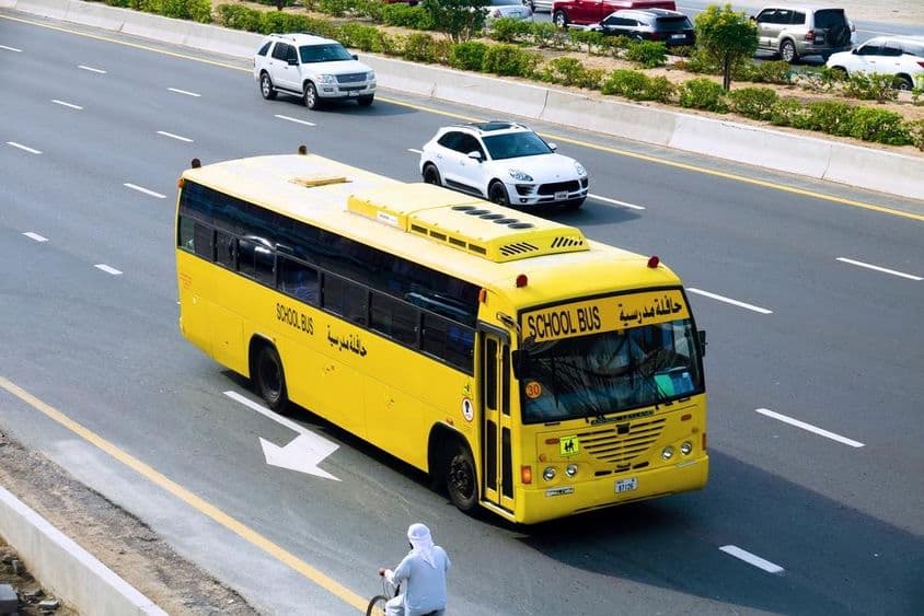 دبئی کی ہائی وے پر اسکول بس