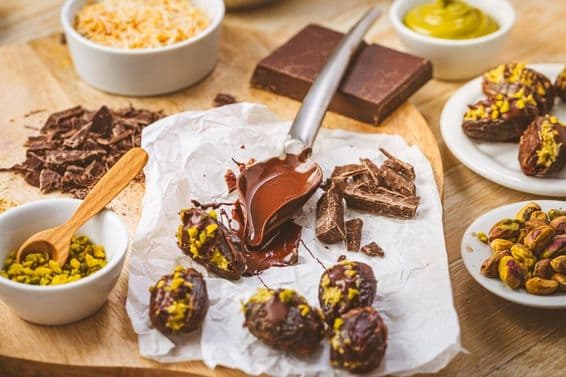 مزیدار مٹھائی، پستہ موس بھری کھجور، دبئی کا مقبول چاکلیٹ متبادل۔