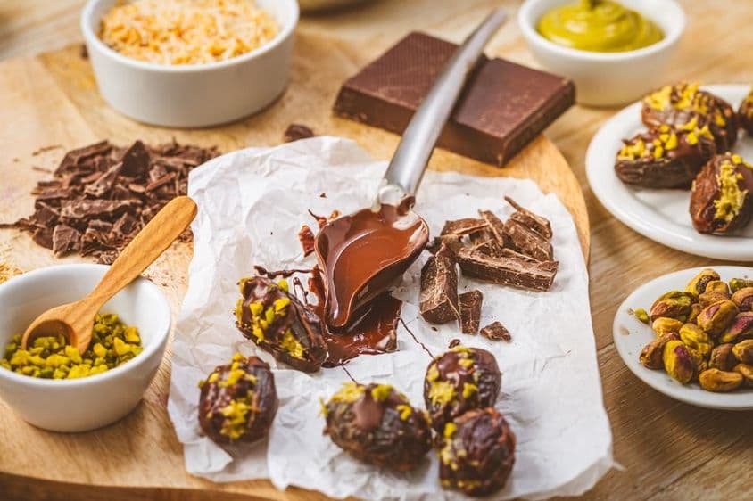 مزیدار مٹھائی، پستہ موس بھری کھجور، دبئی کا مقبول چاکلیٹ متبادل۔