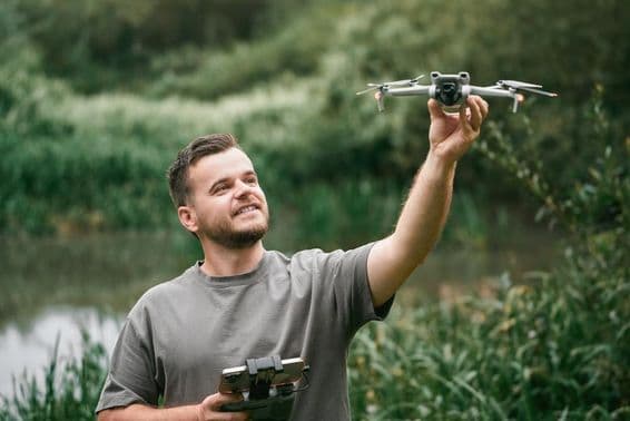 باہر کی کلاس کے دوران ڈرون انسٹرکٹر ڈرون ہاتھ میں لئے ہوئے۔