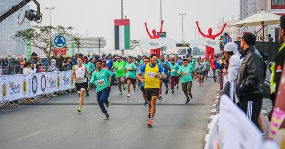سڑک پر دوڑتے ہوئے رنر اور میراتھن فاتحین