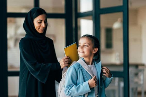دبئی کے روایتی عربی خاندان کا ایک منظر، صبح کے وقت اسکول جانے والی نوجوان لڑکی۔