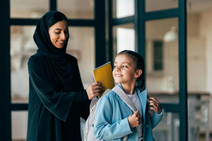 دبئی کے روایتی عربی خاندان کا ایک منظر، صبح کے وقت اسکول جانے والی نوجوان لڑکی۔